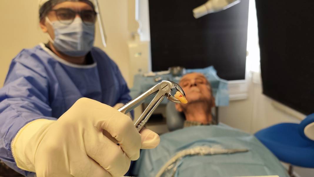 Manisa'da ilginç olay! 83 yaşında 20'lik diş çıkardı 3